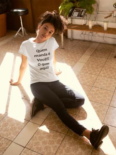 CAMISA PERSONALIZADA BRANCA BABY LOOK MULHER SENTADA